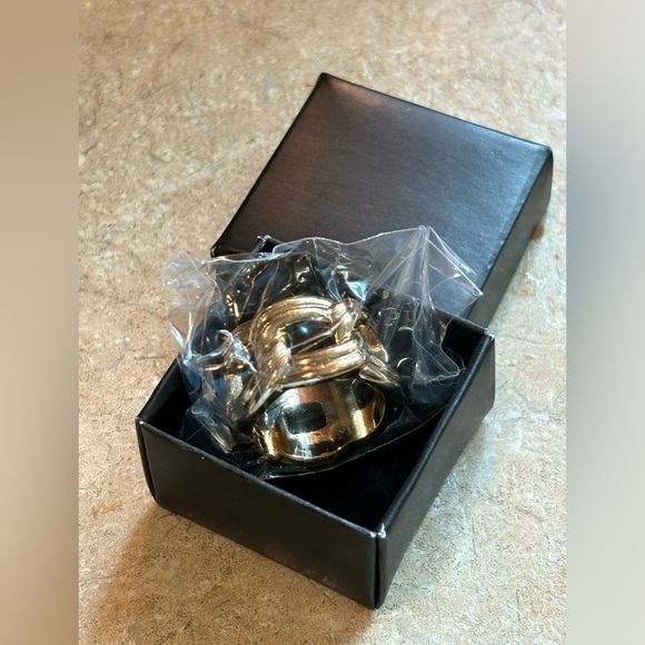 AVON CHARLIZE RING SIZE 10 NIB in Plastic wrapping. 2014 - Picture 1 of 4